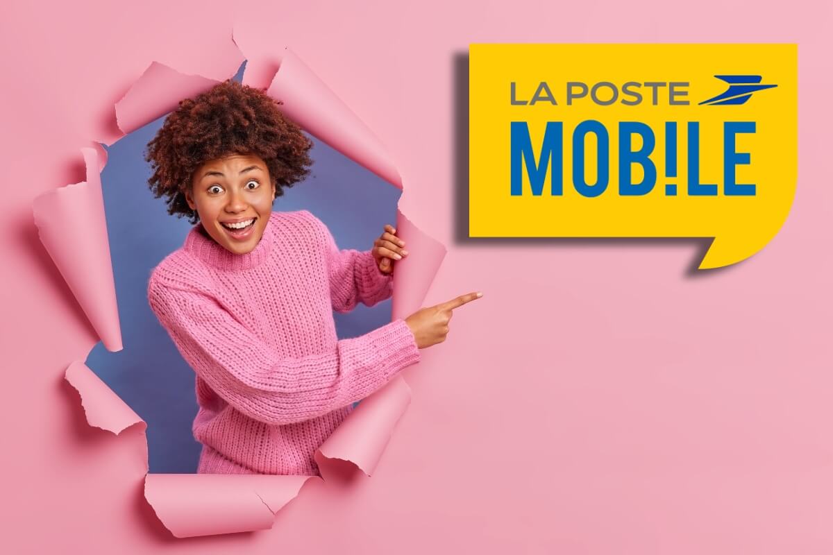 Femme sort d'un fond rose et montre le logo de La Poste Mobile, souriante car super forfaits pas chers